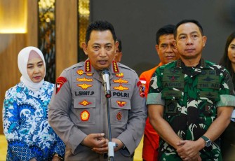 Kapolri Jenderal Listyo Sigit Prabowo saat memberikan keterangan pers di Jakarta, Jum'at (22/11)