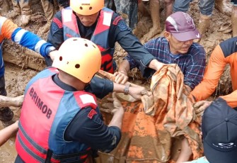 Kondisi wilayah terdampak tanah longsor dan proses pencarian oleh tim gabungan di Desa Harang Julu, Kecamatan Ulu Sosa, Kabupaten Padang Lawas  Provinsi Sumatera Utara (23/11)