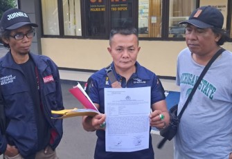 Dewan Pembina FWJ Indonesia, A Laoli usai melaporkan penipuan jual beli tanah ke Polres Depok, Sabtu (23/11)