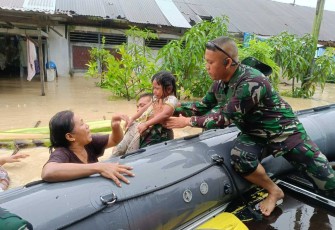 Evakuasi warga korban banjir 
