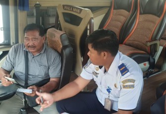 Sosialisasi Inspeksi Keselamatan LLAJ bersama pengemudi bus di Balikpapan, Kamis (28/11)
