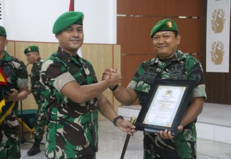 Dandim 0803/Madiun Letkol Kav Widhi Bayu Sudibyo memberikan piagam penghargaan anggotamya, Senin (2/12)