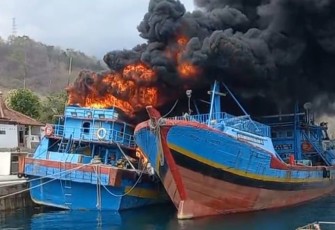 Kapal terbakar di kawasan pelabuhan Masami Pasifik Banyuwangi 