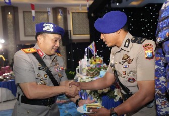 Wakapolda Jatim Brigjen Pol Pasma Royce saat memberikan kue ulang tahun, Selasa (3/12)