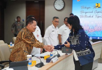 Wamen PU Diana Kusumastuti dengan Kepala BPSDM Kemendagri, Sugeng Hariyanto di Jakarta, Rabu (4/12)