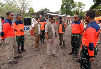 Kepala Badan Nasional Penanggulangan Bencana (BNPB) Letjen TNI Dr. Suharyanto S.Sos., M.M., (tengah kacamata) beserta rombongan saat meninjau pembangunan hunian sementara (huntara) bagi warga terdampak erupsi Gunungapi Lewotobi Laki-Laki yang sedang dikerjakan oleh 200 prajurit TNI di Desa Konga, Kecamatan Titihena, Kabupaten Flores Timur, Rabu (4/12).