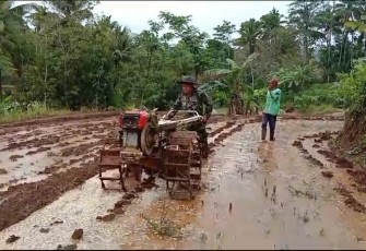 Bantu pengolahan lahan pertanian petani desa binaan 
