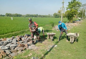 Gotong royong bersama warga desa binaan 
