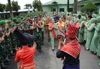 Danrem 023/KS Kolonel Inf Jansen P Nainggolan disambut tarian adat saat mengunjungi Kodim 0205/TK, Senin (9/12)
