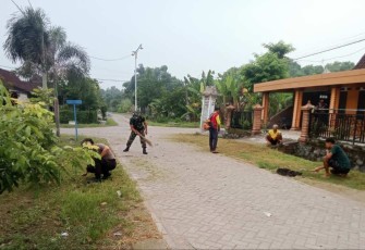 Bersihkan lingkungan bersama warga binaan