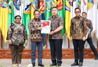 Mendagri Tito Karnavian saat menyerahkan DIPA 2025 di Jakarta, Kamis (12/12)