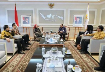 Menteri PANRB Rini Widyantini menerima kunjungan kerjaPlt. Kepala ANRI Imam Gunarto di Kantor Kementerian PANRB, Sudirman, Jakarta, Jumat (13/12/2024)