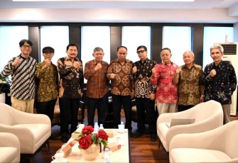 Menkop Budi Arie Setiadi foto bersama dengan pengurus IKOPIN University di Jakarta, Senin (16/12)