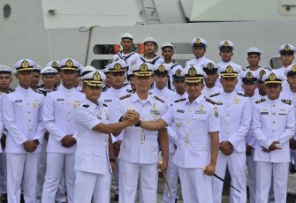 Foto bersama usai sertijab Komandan KRI Kapak-625