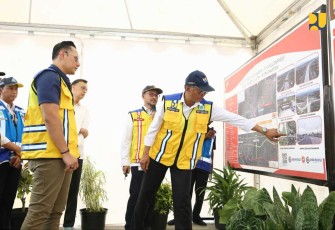 Menteri PU Dody Hanggodo saat memberikan pemaparan kepada Menko AHY, di Klaten, Selasa (17/12)