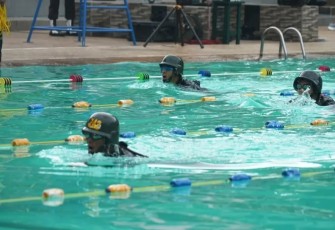 Lomba renang militer antar satuan prajurit Divif 1 Kostrad, Rabu (18/12)
