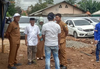 H Zarkasih Hasan (kemeja putih) saatenerima pemaparan progres pembangunan komplek pelatihan DDII di desa Cibuntu, Kecamatan Cibitung, Kabupaten Bekasi, Senin (23/12)