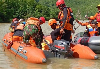 Evakuasi korban tenggelam di waduk Bendo Kabupaten Ponorogo, Selasa (24/12)