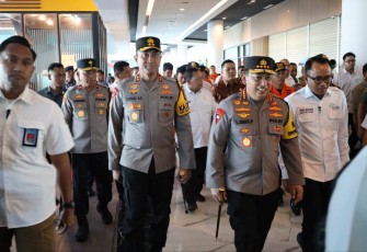 Kapolda Banten Irjen Pol Suyudi Ario Seto mendampingi Kapolri di pelabuhan Merak, Cilegon, Banten, Selasa (24/12)
