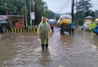 Babinsa Kedungkandang Peltu Suhartadi bantu evakuasi warga terdampak banjir di wilayah Lesanpuro, Selasa (24/12)