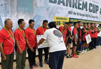 Lettu Inf Wawan Handaru saat menerima pengalungan medali dan hadiah, Minggu (29/12)