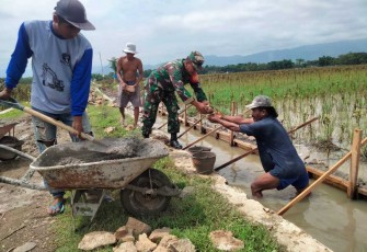 Kerja bakti bangun talud di wilayah desa binaan 