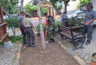 Kerja bakti bersihkan lingkungan bersama warga