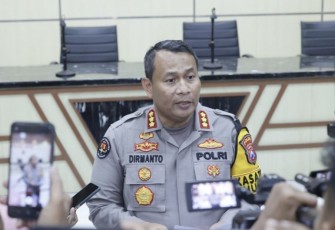 Kabid Humas Polda Jatim Kombes Dirmanto saat memberikan keterangan pers, Kamis (4/1)