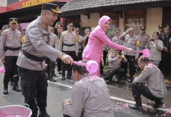 Kapolres Jember AKBP Moh Nurhidayat saat tradisi kenaikan pangkat anggotanya, Jum'at (5/1)