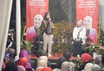 Siti Atikoh Bersama pelaku UMKM dan Wisata di Kafe Pupuk Bawang Batu, Kota Batu, Sabtu (27/1)