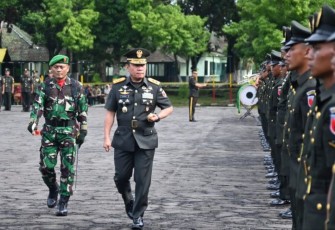 Pangdam V Brawijaya Mayjen TNI Rafael Granada saat inspeksi pasukan dalam penutupan pendidikan 102 siswa Secaba di Rindam V Brawijaya, Senin (29/1)