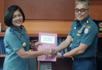 Inspektur Kolinlamil Laksma TNI Damayanti saat menyerahkan hasil audit. Selasa (30/1)