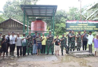 Danrem 121/Abw Brigjen TNI Luqman Arief saat meninjau lokasi sumur bor program TNI AD Manunggal Air Bersih di desa Sinau Hulu, Sabtu (10/2)