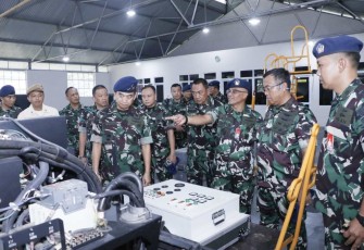 Dankoharmatau Marsma TNI Oki Yanuar saat menerima pemaparan kunjungan di Depohar 70, Bandung, Jum'at (16/2)