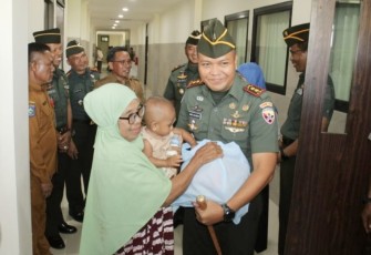 Dandim 1608/Bima Letkol Inf Andi Luliano membantu pasien di Rumah Sakit Tingkat IV Sultan Abdul Kahir II, Senin (19/2)