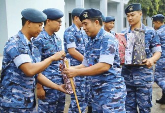 Dansathar 15 Letkol Tek Yanwar Nur Maulidi saat memberikan apresiasi kepada prajuritnya, Senin (19/2)