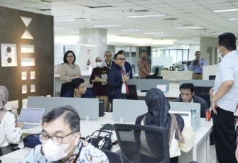 MenPAN-RB Abdullah Azwar Anas saat mengunjungi ruangan di Kemenkes Jakarta, Rabu (21/2)