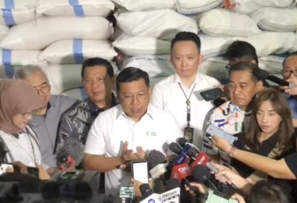 Kepala Bapanas Arief Prasetyo Adi saat pengecekan ketersediaan stok beras di pasar induk beras Cipinang, Rabu (28/2)