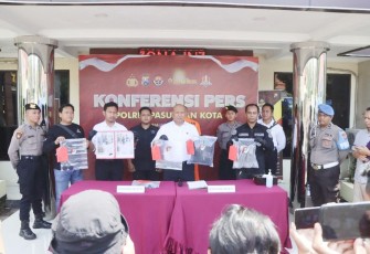 Kasat Reskrim Polres Pasuruan Kota AKP Rudy saat press conference, Selasa (5/3)