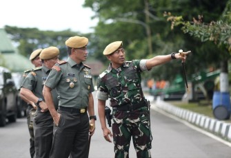 Danmenarmed 2 Kostrad Letkol Arm Siswo Budiarto saat memberikan pemaparan Danpussenarmed Mayjen TNI M Naudi Nurdika mengenai kondisi satuan Yonarmed 11 Kostrad, Senin (4/3)