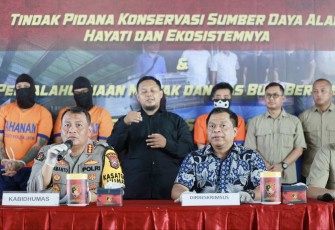 Kabid Humas Polda Jatim Kombes Dirmanto saat memberikan keterangan pers 