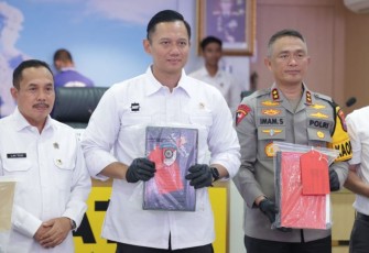 Menteri ATR/BPN Agus Harimurti Yudhoyono bersama Kapolda Jatim Irjen Pol Imam Sugianto dalam konferensi pers pengungkapan kasus mafia tanah, Surabaya, (16/3)