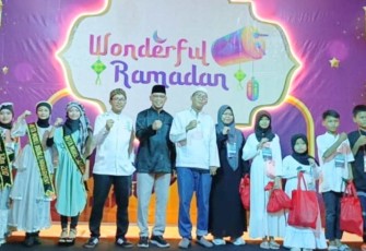 Wakil Walikota Depok Imam Budi Hartono (baju biru) saat foto bersama di acara pentas religi dan berbagi santunan anak yatim & dhuafa di Depok Town Square 