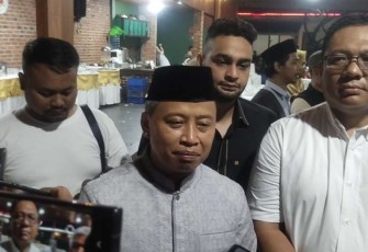 Sekda Kota Depok H Drs Supian Suri memberikan keterangan pers, Minggu (21/4)