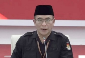 Ketua KPU RI Hasyim Asy'ari saat membuka Rapat Pleno Terbuka Penetapan Paslon Terpilih di Kantor KPU RI, Jakarta, Rabu (24/4/24).