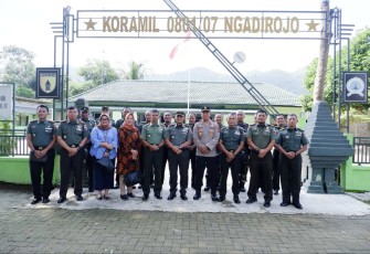 Foto bersama di Koramil 0801/07 Ngadirojo