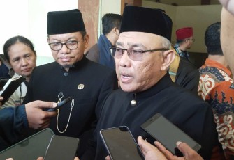 Wali Kota Depok Dr KH Mohammad Idris memberikan keterangan di gedung DPRD Kota Depok, Jum'at (26/4)