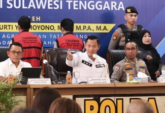 Menteri ATR/BPN Agus Harimurti Yudhoyono saat konferensi pers pengungkapan kasus mafia tanah di mapolda Sultra, Jum'at (26/4)