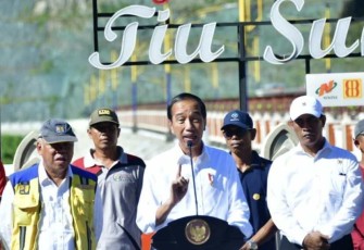 Presiden Joko Widodo saat memberikan keterangan pers 