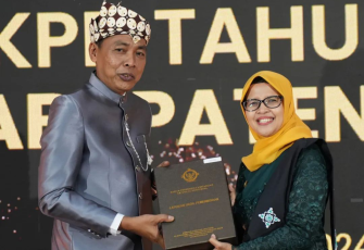 Bupati Blitar Rini Syarifah Mewakili Pemkab Blitar Terima Opini WTP dari BPK RI Perwakilan Jawa Timur